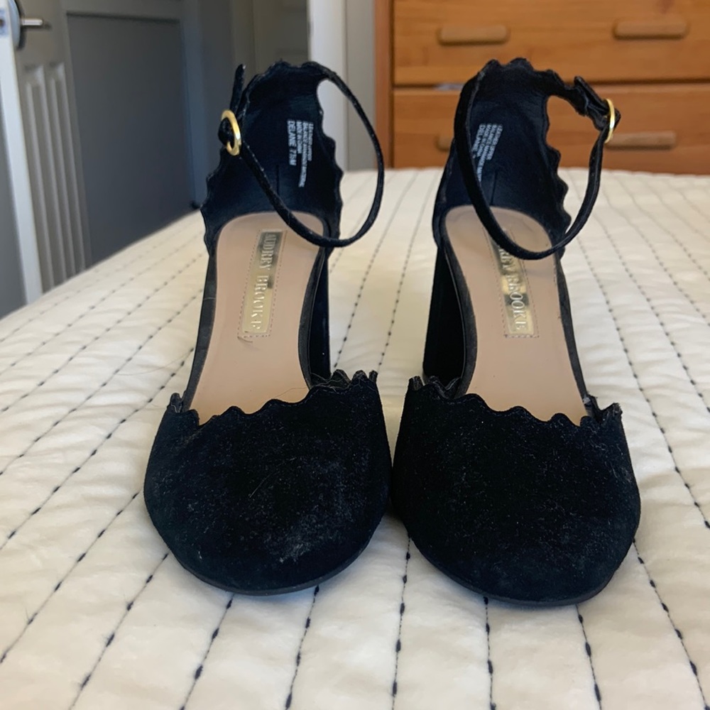 LIKE NEW Black scalloped Audrey brook block heel